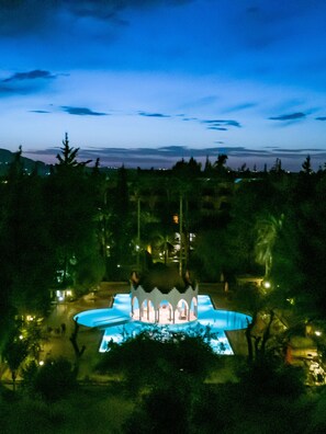 สระว่ายน้ำกลางแจ้ง