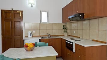 Refrigerador, horno, placa de cocina, cafetera/tetera