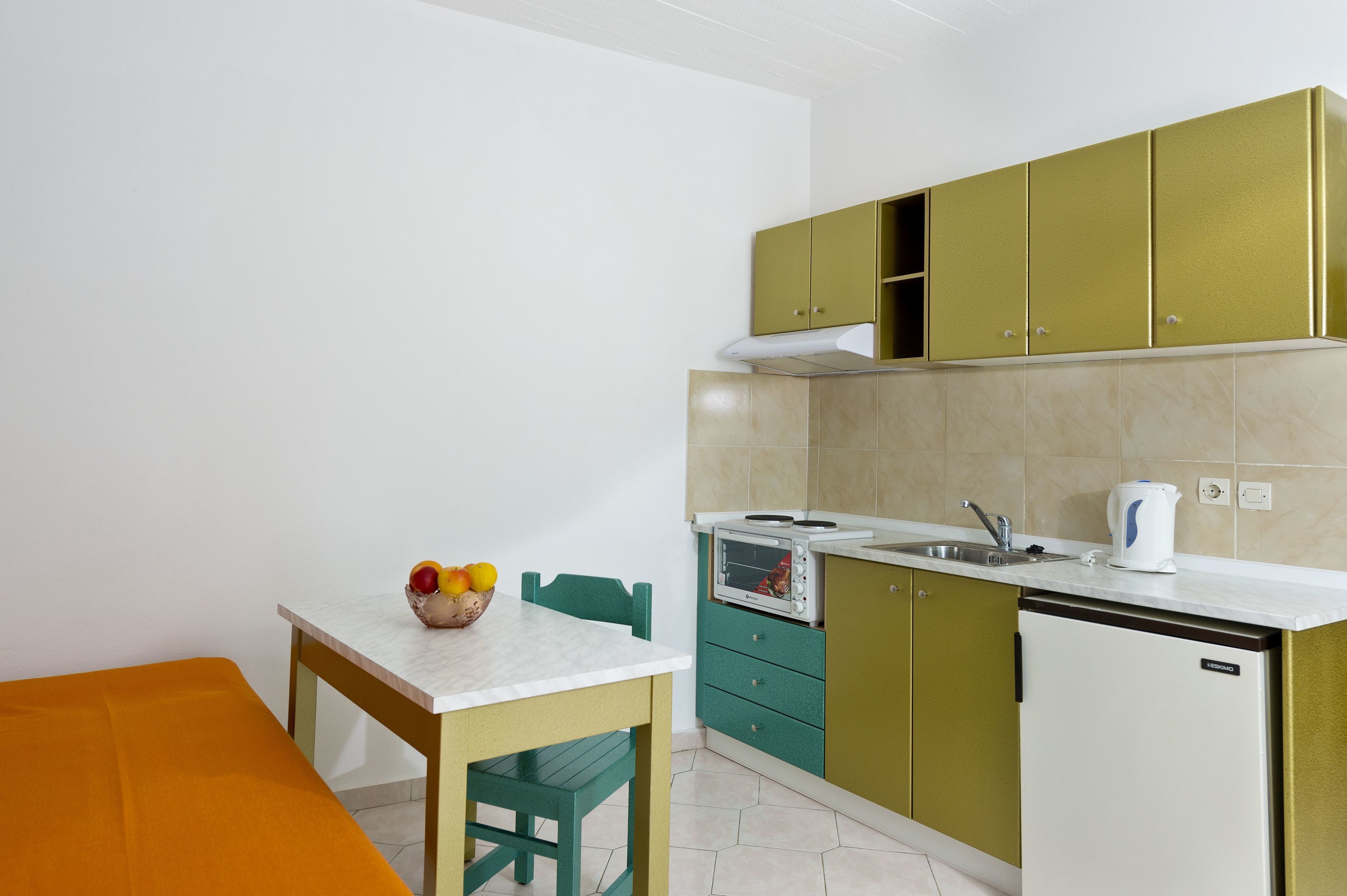 Studio | Private kitchenette | Fridge, oven, stovetop, coffee/tea maker
