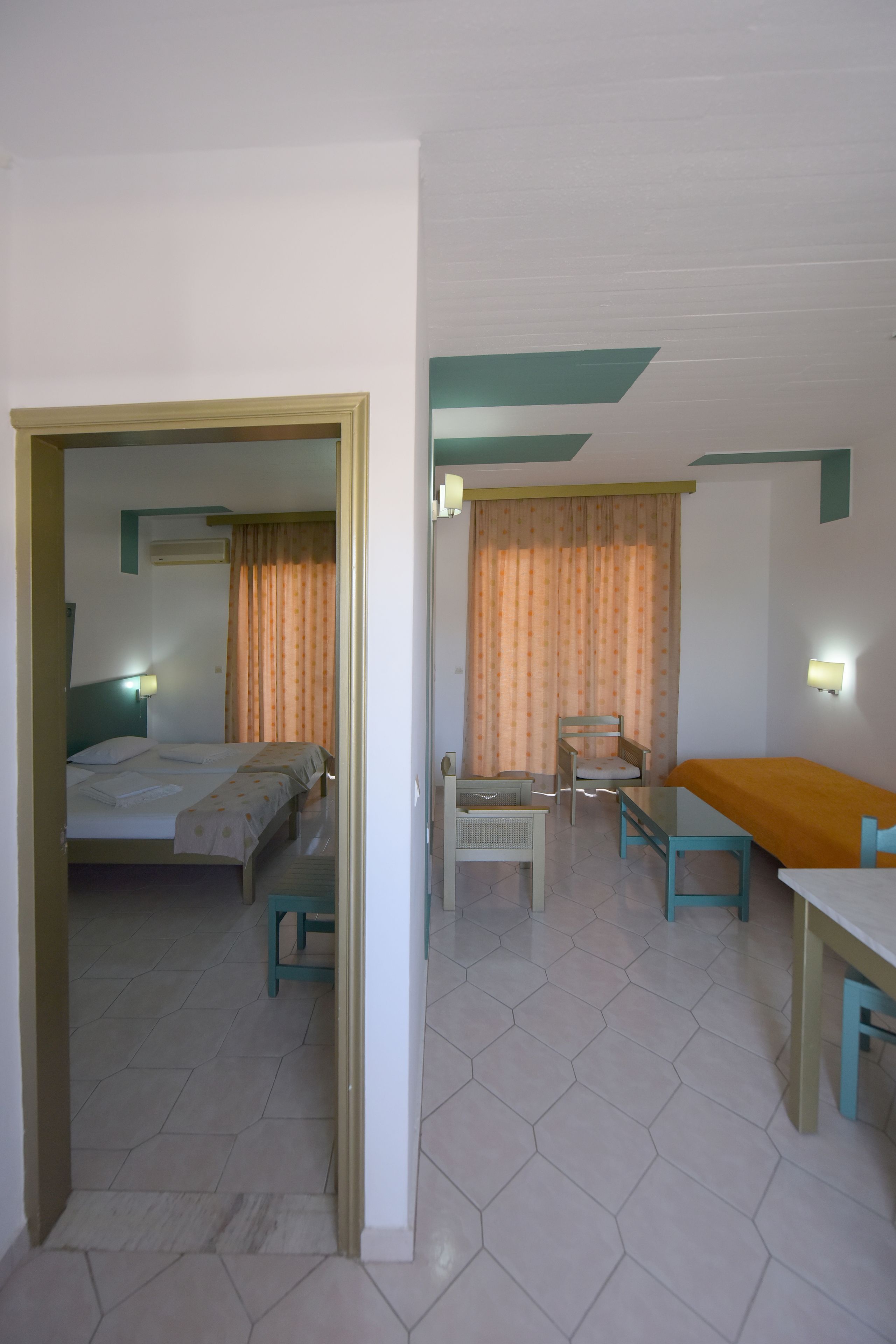 Ein Hotelzimmer mit einem Bett, einem Schreibtisch, einem Stuhl und einem Tisch.