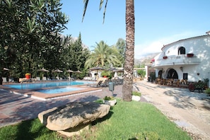 Piscina all'aperto, ombrelloni da piscina, lettini