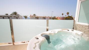 Bañera de hidromasaje al aire libre