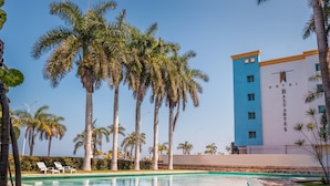 Outdoor pool - Hotel Baluartes (Campeche)