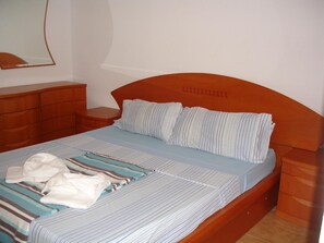 1 soverom, skrivebord, strykejern/-brett og barnesenger