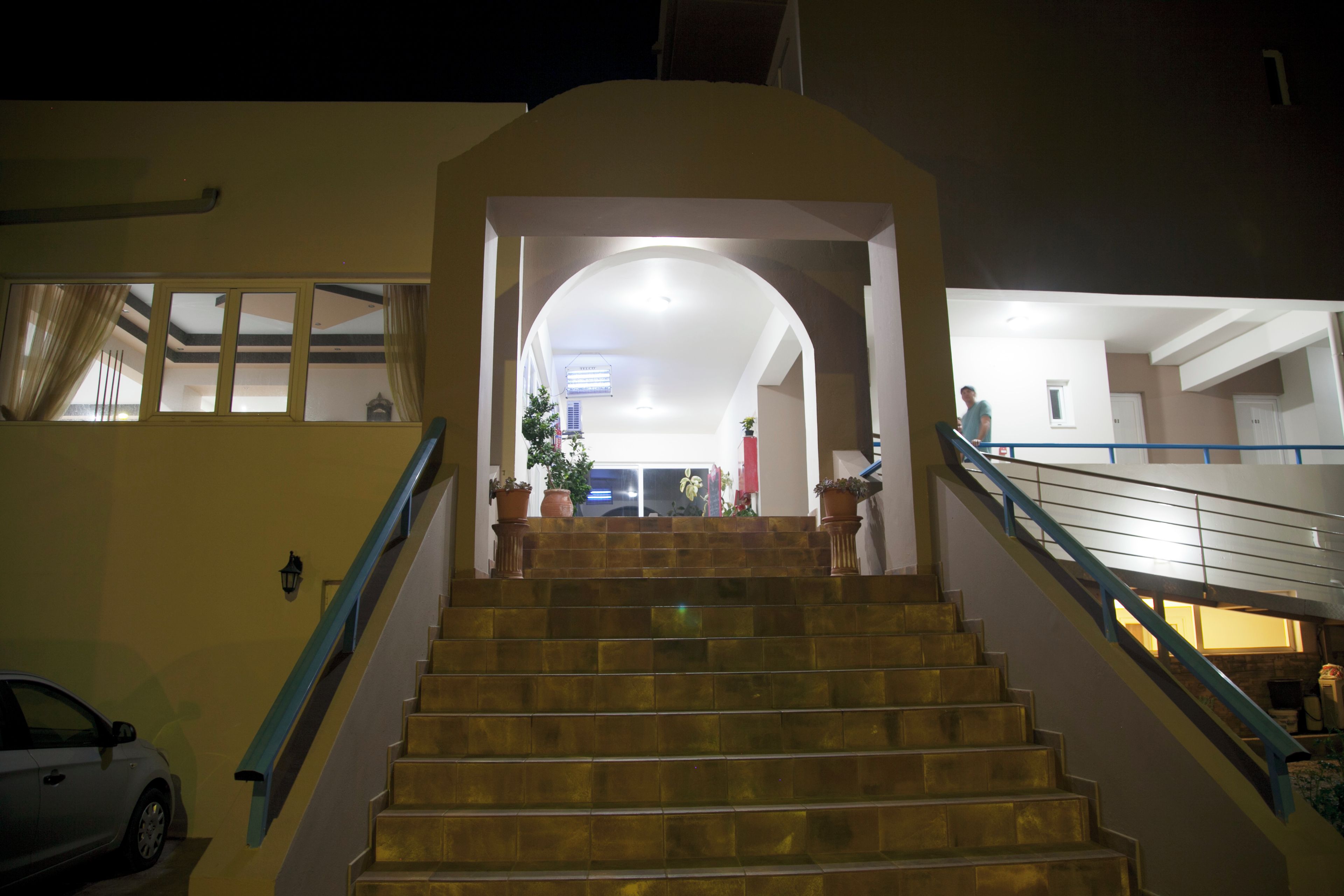 Eine Treppe, die zu einer oberen Etage führt, mit Handläuftern an beiden Seiten.
