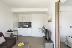 Réfrigérateur, micro-ondes, plaque de cuisson, cafetière/bouilloire