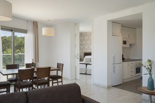 Un espacio habitable moderno con comedor, cocina y vistas al exterior.