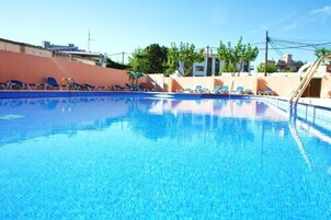Una piscina al aire libre