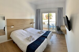 Habitación con 2 camas individuales, balcón | Escritorio, sistema de insonorización, tabla de planchar con plancha