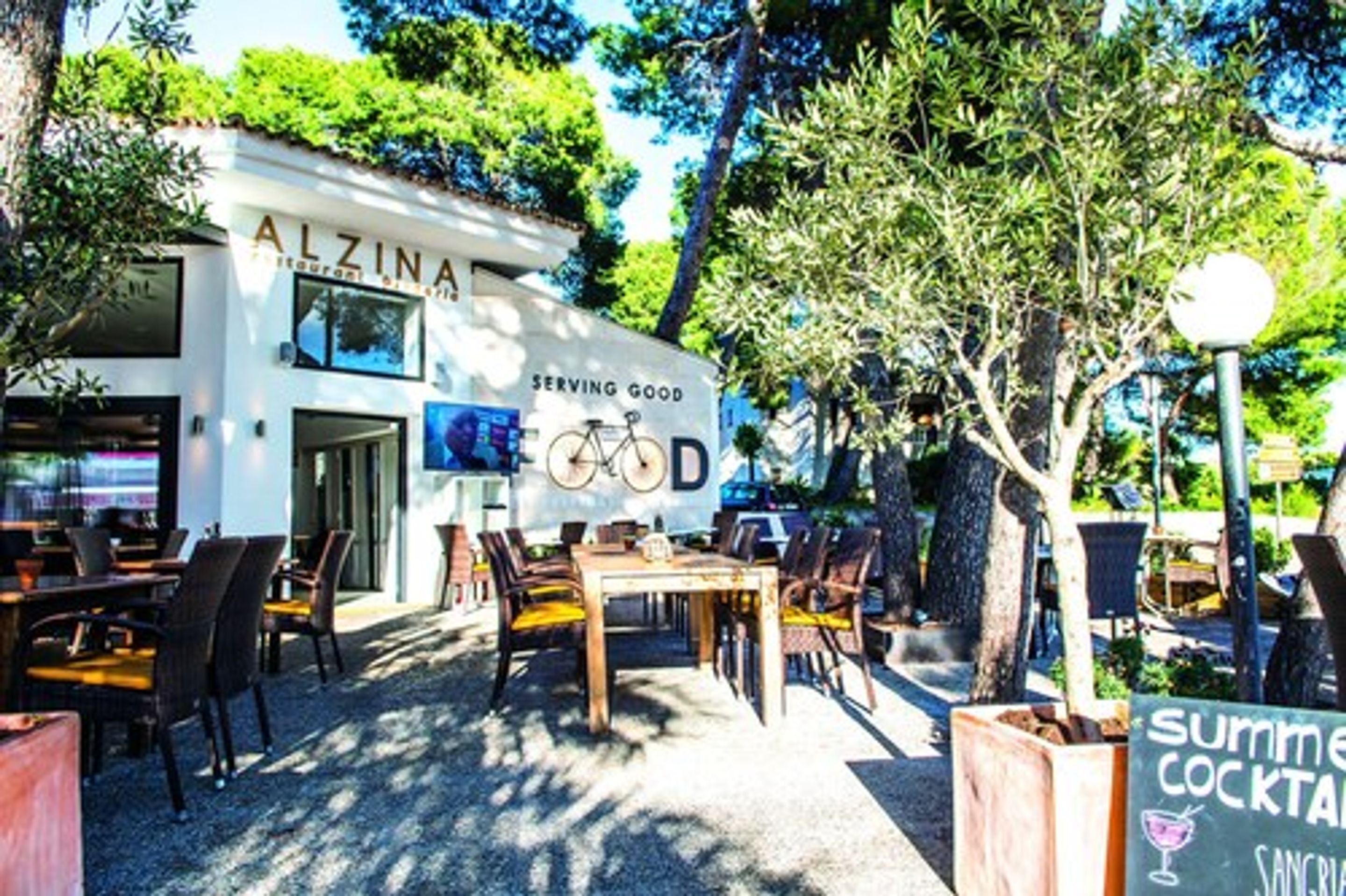 Se sirven desayunos, almuerzos, cenas y cocina mediterránea 