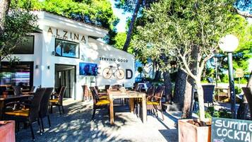 Sarapan dan makan tengah hari dihidangkan, masakan Mediterranean