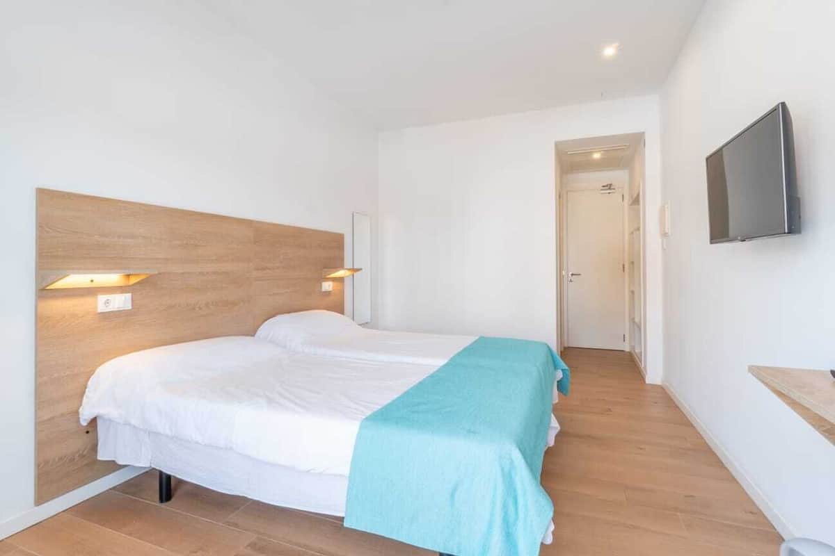 Værelse med 2 enkeltsenge - balkon | Skrivebord, lydisolering, strygejern/strygebræt, gratis Wi-Fi