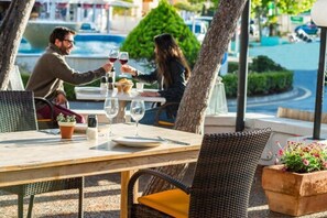 Breakfast, lunch, dinner served; Mediterranean cuisine - Hostal Alcina (Capdepera)