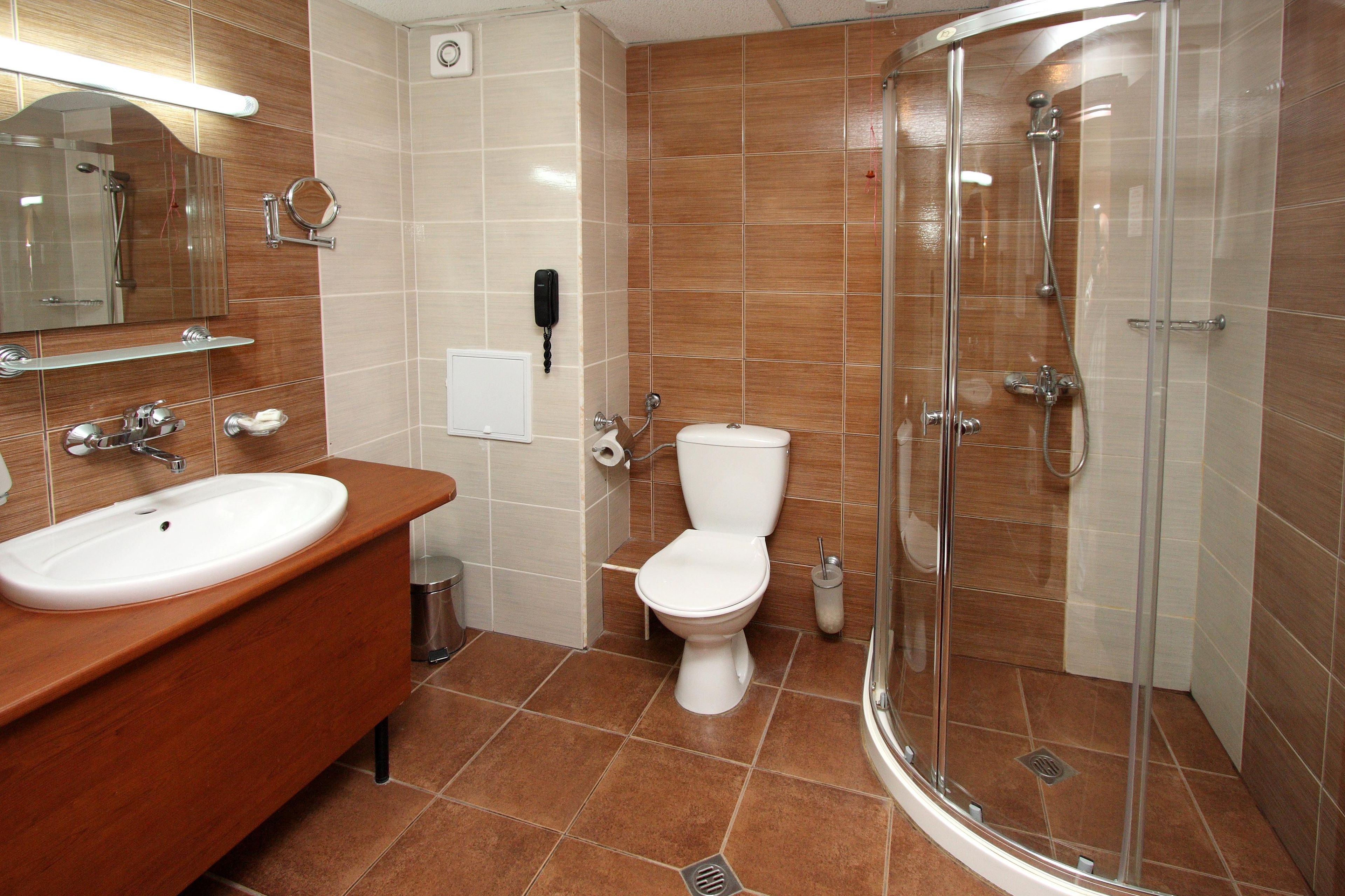 Un baño con lavamanos, inodoro y ducha.