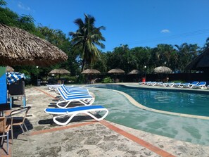 Außenpool, Sonnenschirme, Liegestühle