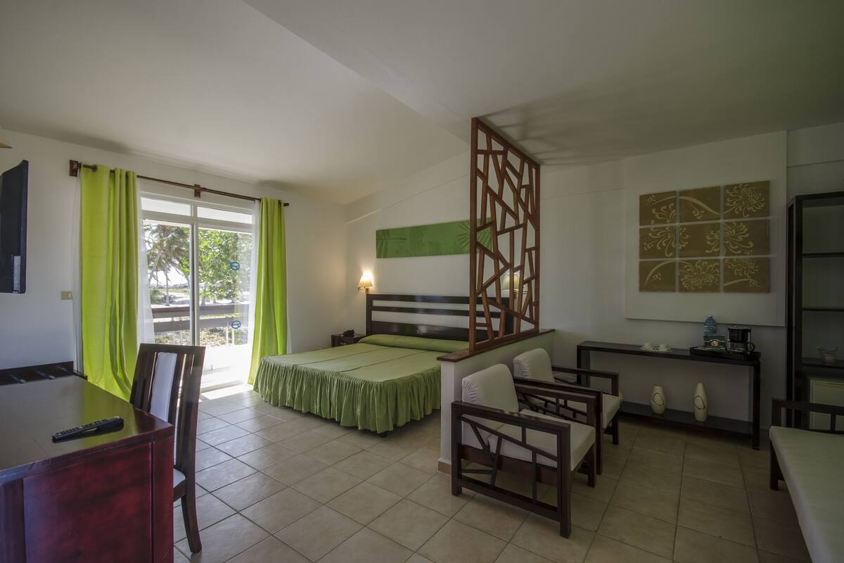 Escritorio, cunas gratuitas y ropa de cama