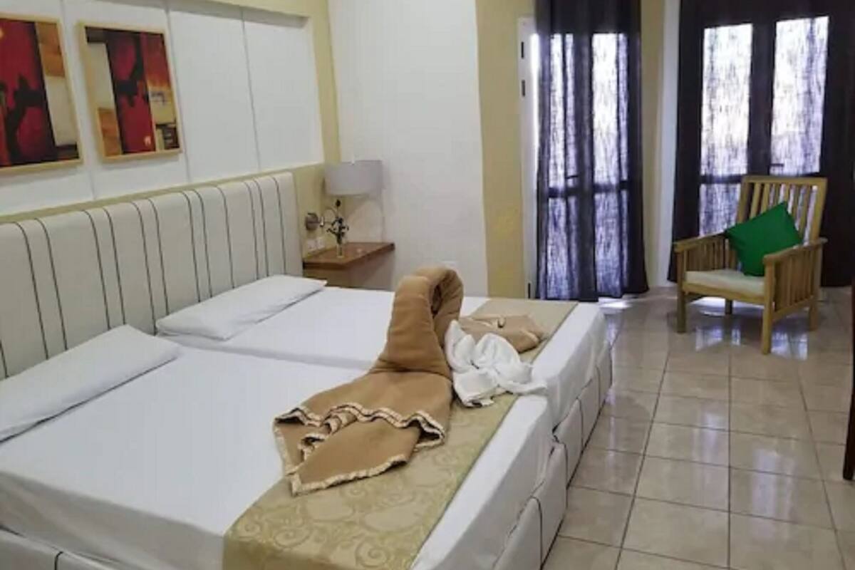 Minibar, insonorización y ropa de cama