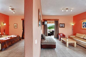 Desk, laptop workspace, soundproofing, free WiFi - Rebecca's Village (Corfu)
