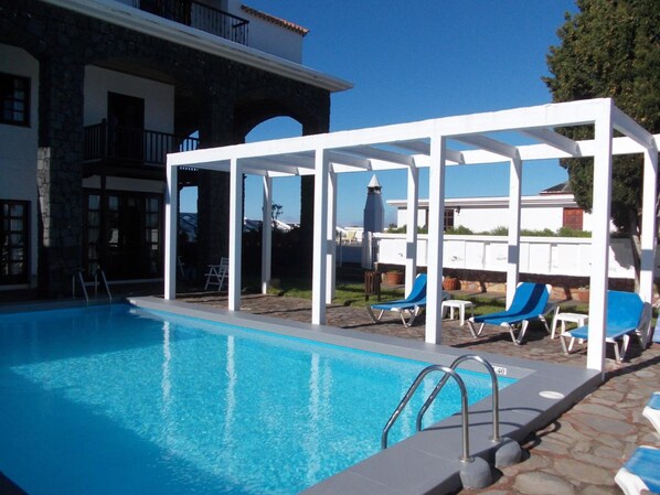 Alberca techada y alberca al aire libre