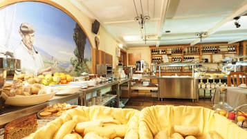 Esmorzar diari d'estil bufet gratuït