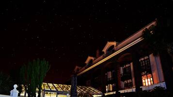 Façana frontal de l'allotjament (vespre/nit)