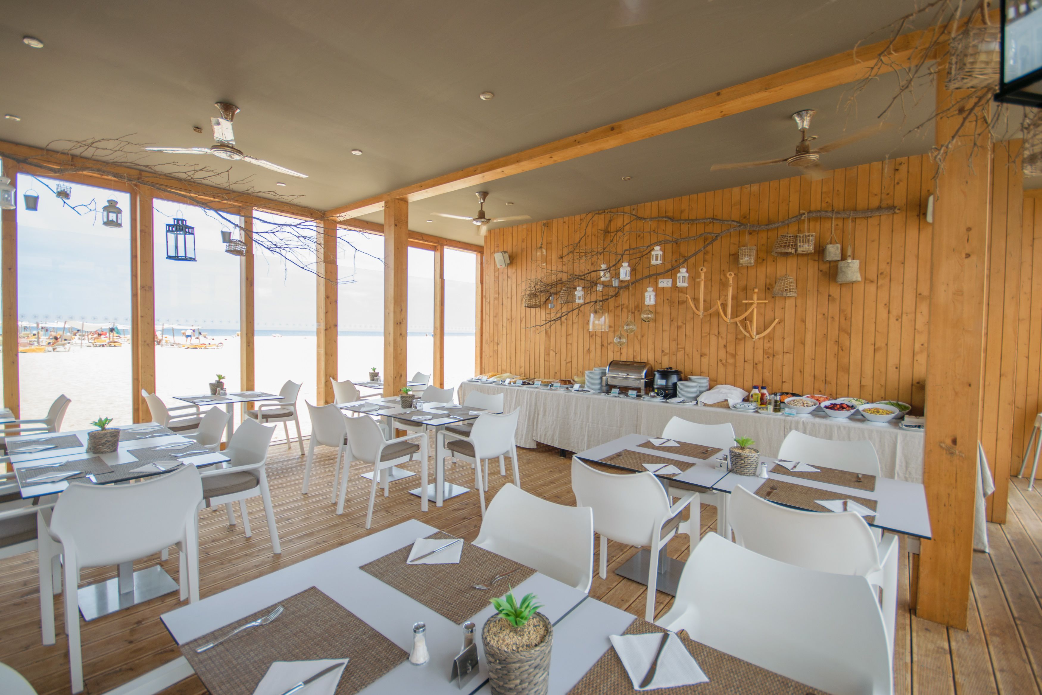 4 restaurants, breakfast, lunch, dinner served; international cuisine