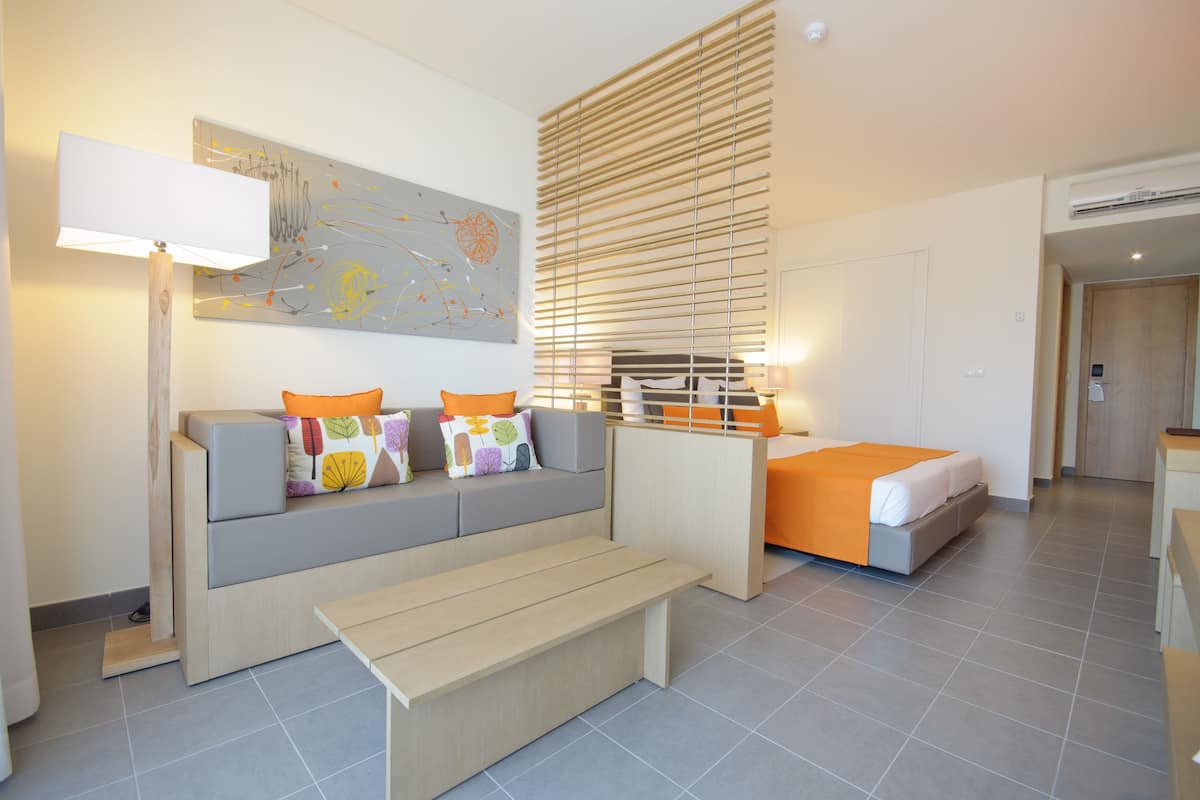 superior room, partial ocean view | minibar, in-room safe, free wifi, bed sheets