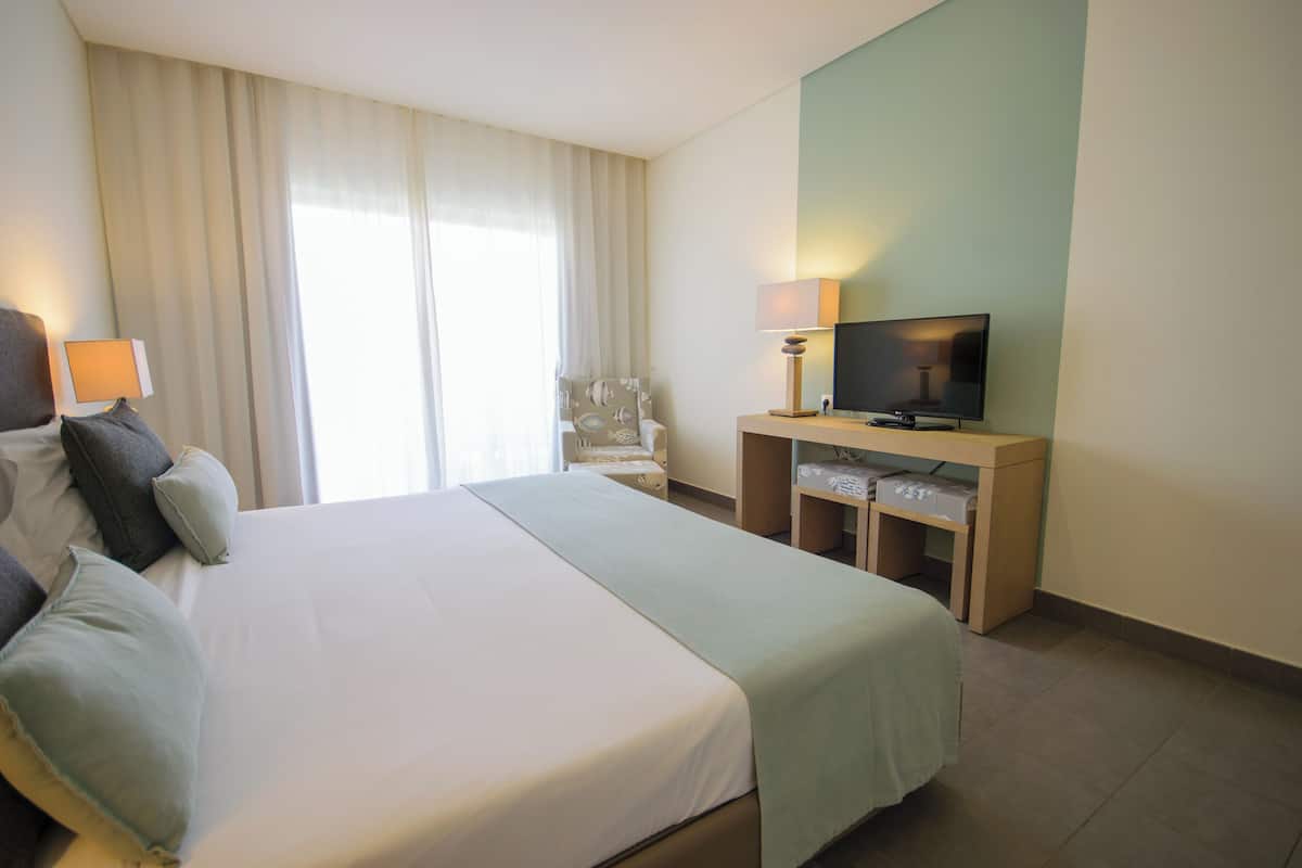 Frigobar, cofres nos quartos, Wi-Fi de cortesia, roupa de cama