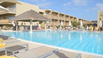 Utomhuspool och solstolar