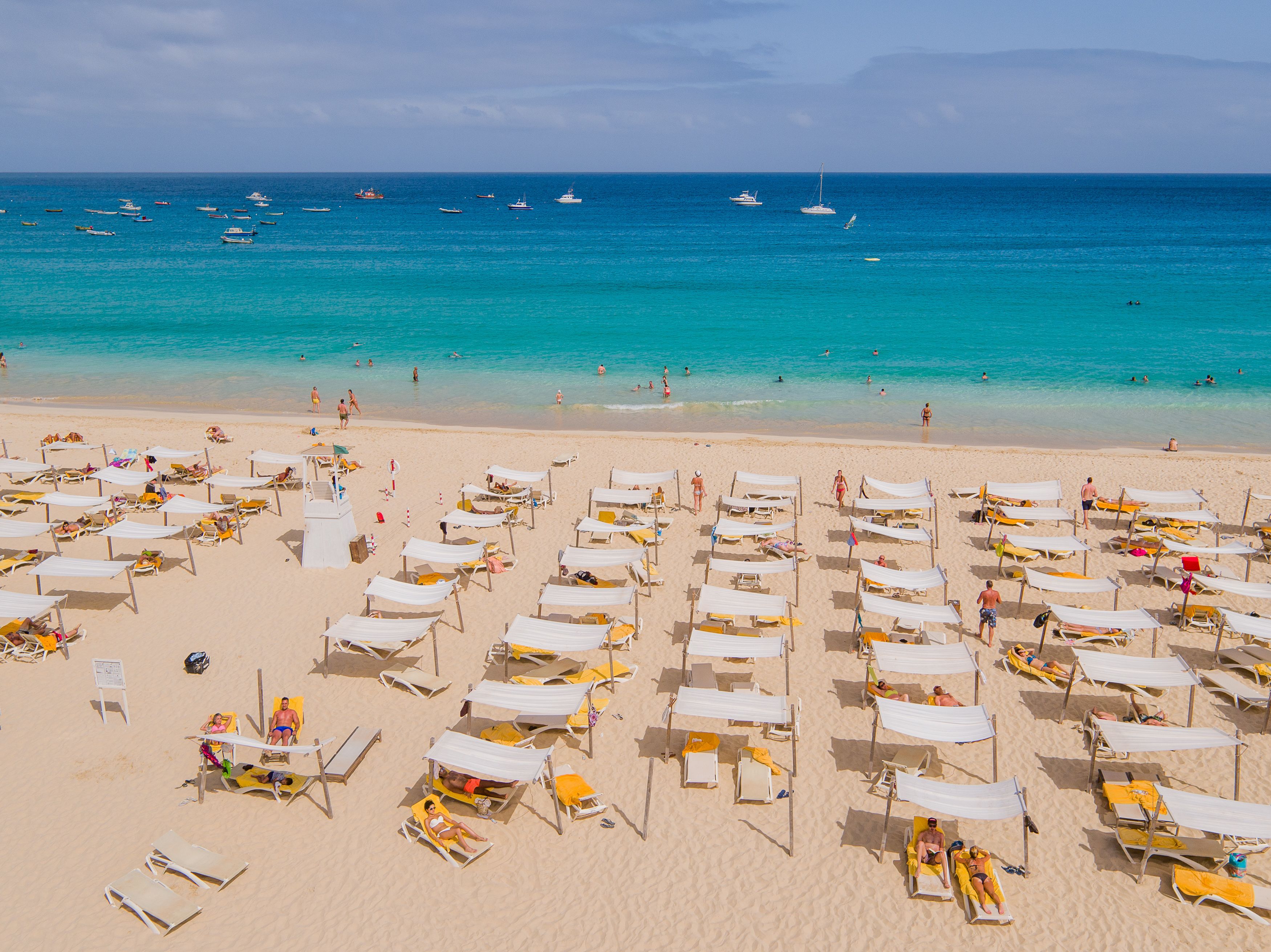 Accommodatie ligt op het strand, wit zand, ligstoelen, strandlakens