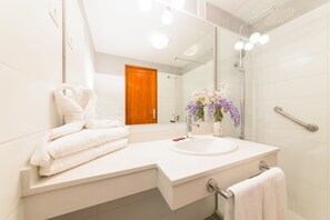 Een douche, een haardroger, handdoeken