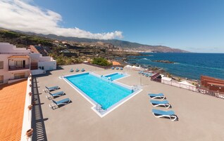 Una piscina al aire libre