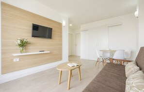 32-inch flat-screen TV with digital channels, TV - Apartamentos Centro Cancajos (Brena Baja)