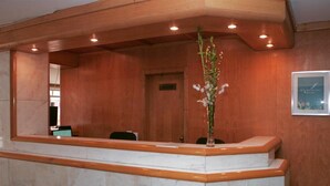 A reception desk with a wooden finish and a marble counter. - Atlantic Side (Silves)