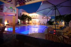 Seasonal outdoor pool, pool umbrellas, sun loungers - Cosmi Apartments by Estia (Hersonissos)