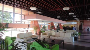 2 bars-salons, bar attenant à la piscine