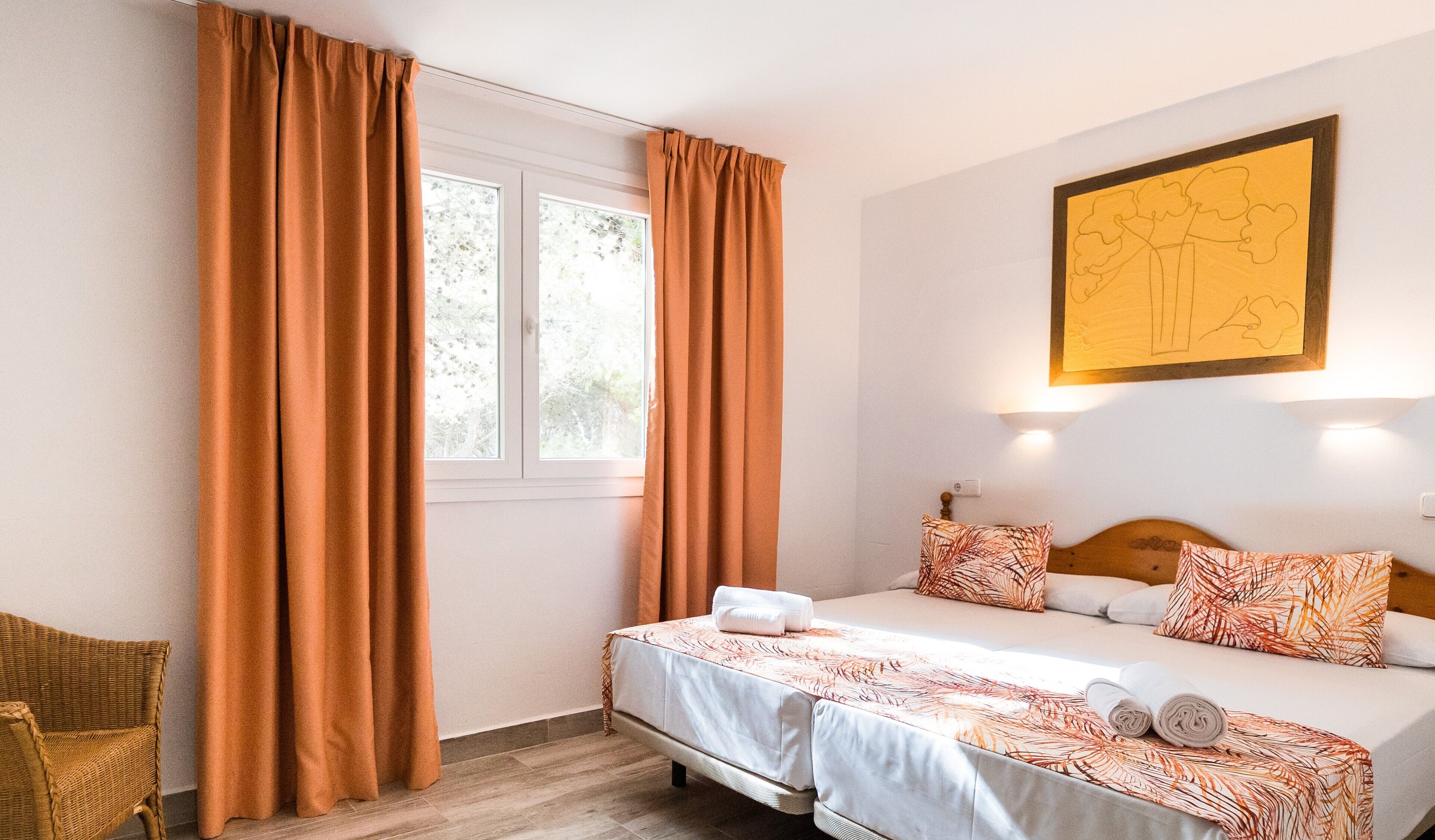 1 bedroom, desk, soundproofing, free cots/infant beds