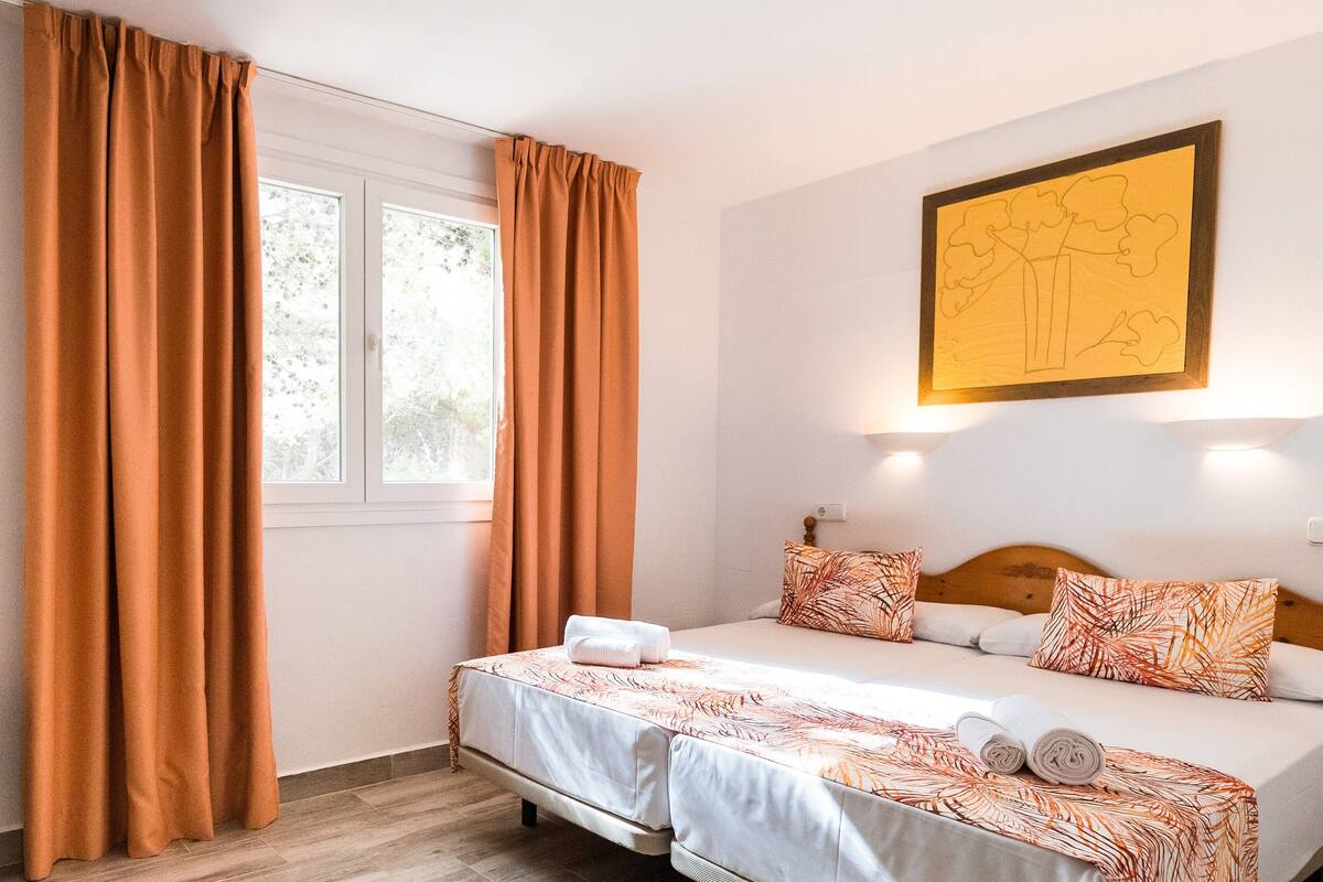1 bedroom, desk, soundproofing, cribs (free)