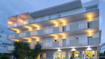 住宿正面 (夜晚)