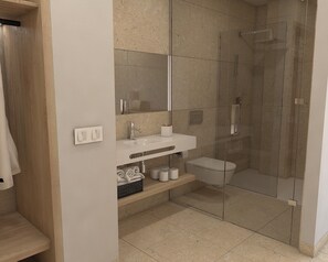 Bañera con ducha, secador de pelo, toallas