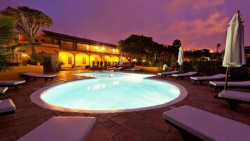 Outdoor pool, pool loungers