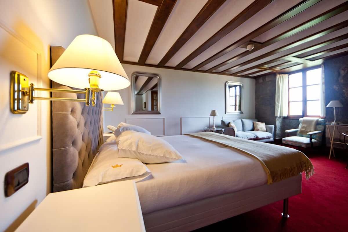 Minibar, caja de seguridad en la habitación, wifi gratis y ropa de cama