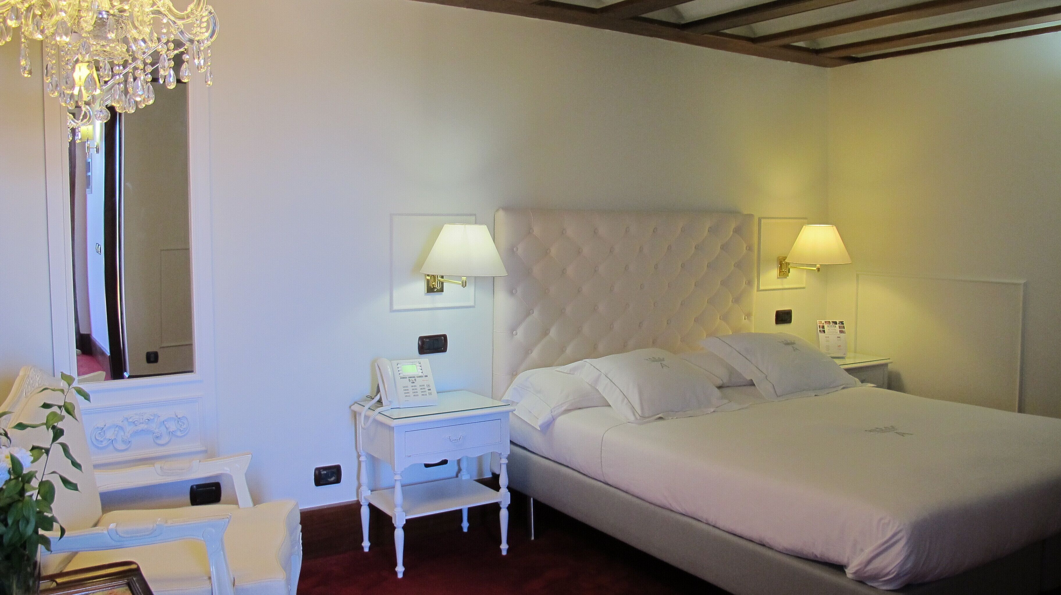 Minibar, caja de seguridad en la habitación, wifi gratis y ropa de cama 
