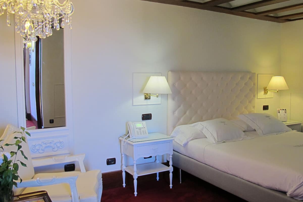 Minibar, caja de seguridad en la habitación, wifi gratis y ropa de cama