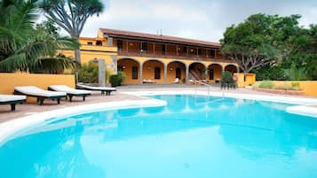 Piscine extérieure, chaises longues