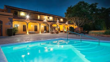 Piscina all'aperto, lettini