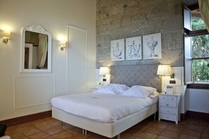 Minibar, safe på rommet, wi-fi (inkludert) og sengetøy