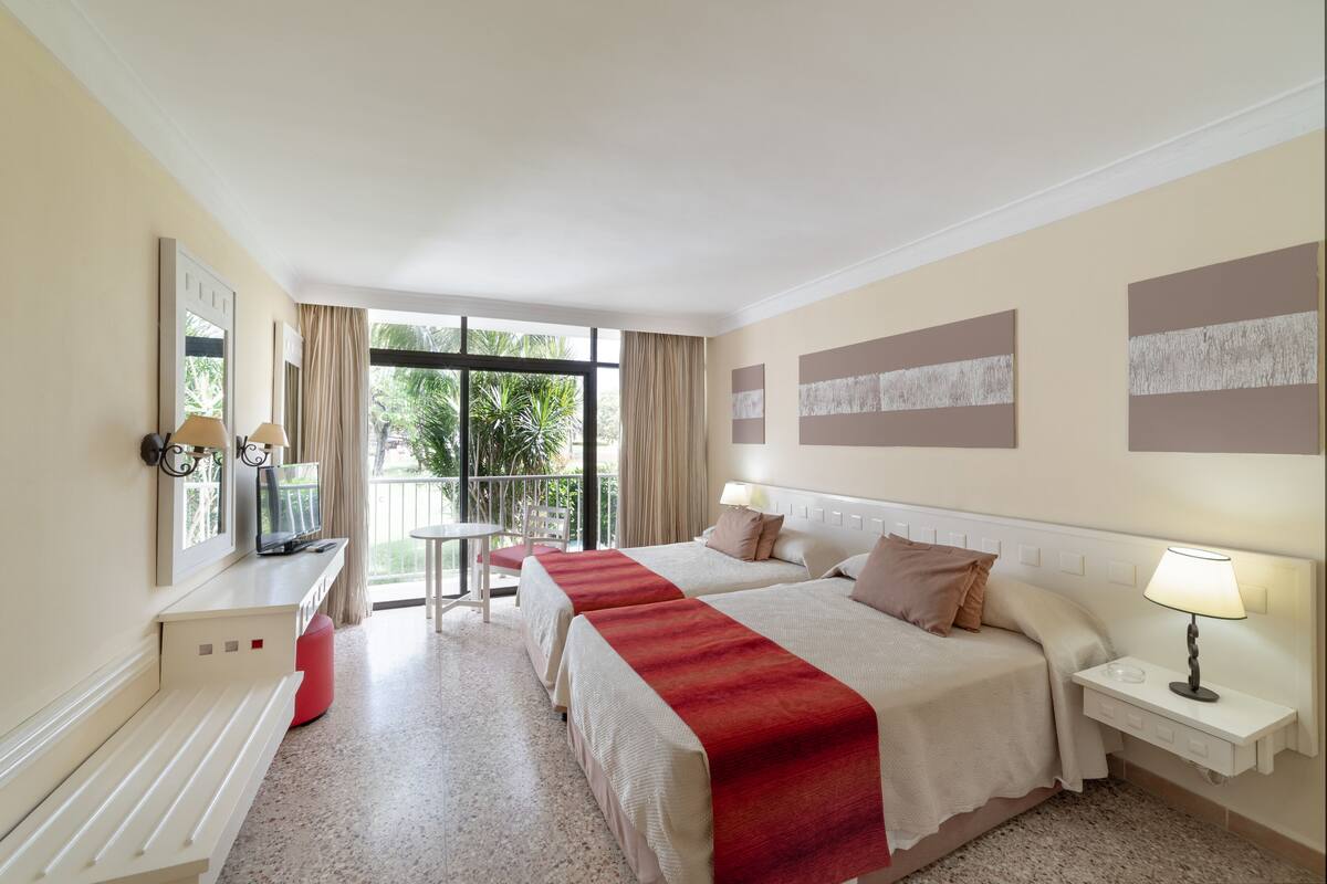 Standard Room | Minibar, desk, laptop workspace, blackout drapes