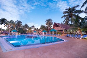 3 outdoor pools, pool umbrellas, sun loungers - Roc Barlovento Hotel - Adult Only - All Inclusive (Varadero)
