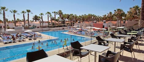 2 piscines extérieures, parasols, chaises longues